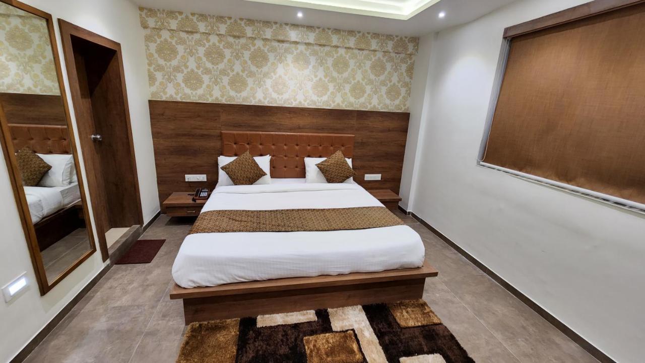 Hotel Nova Pride Rádžkót Exteriér fotografie