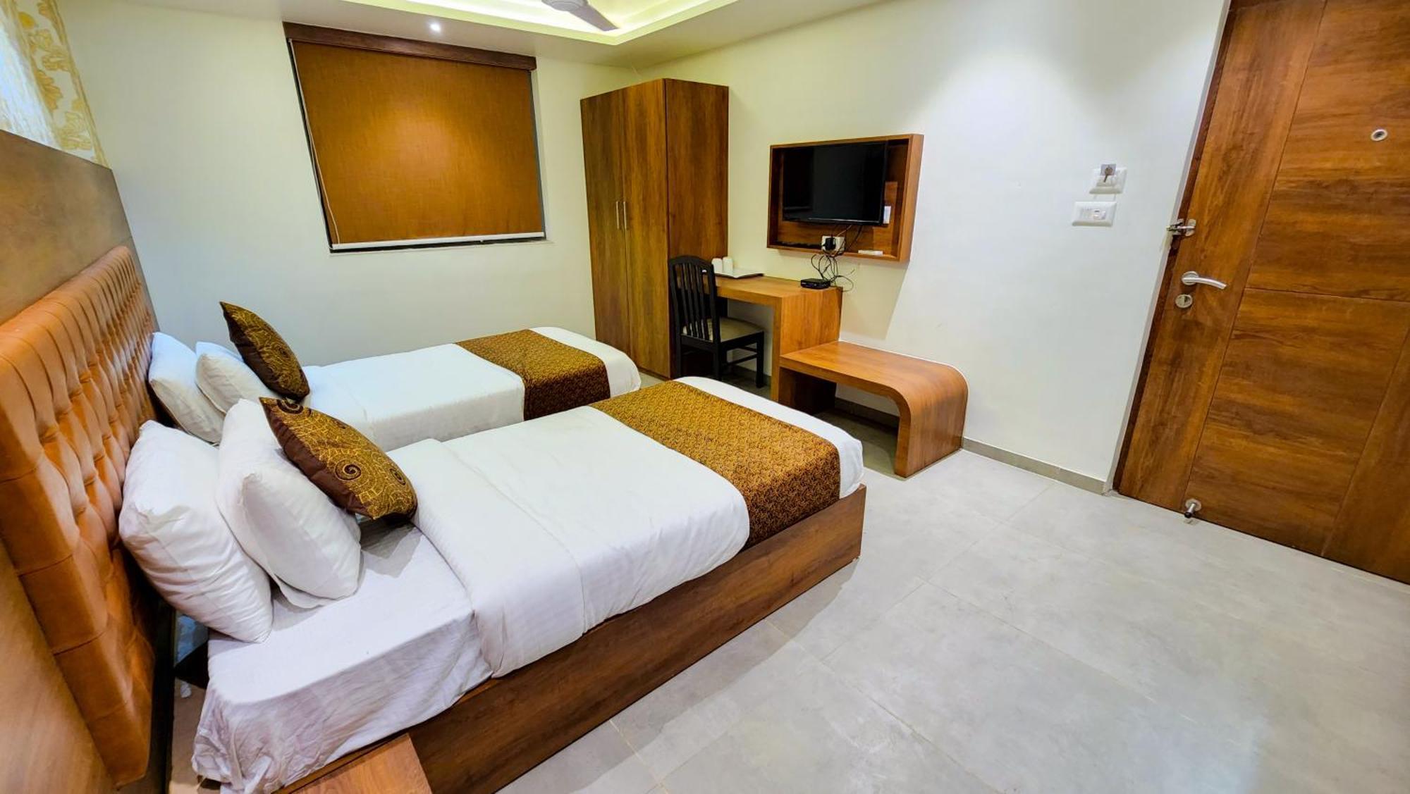 Hotel Nova Pride Rádžkót Exteriér fotografie