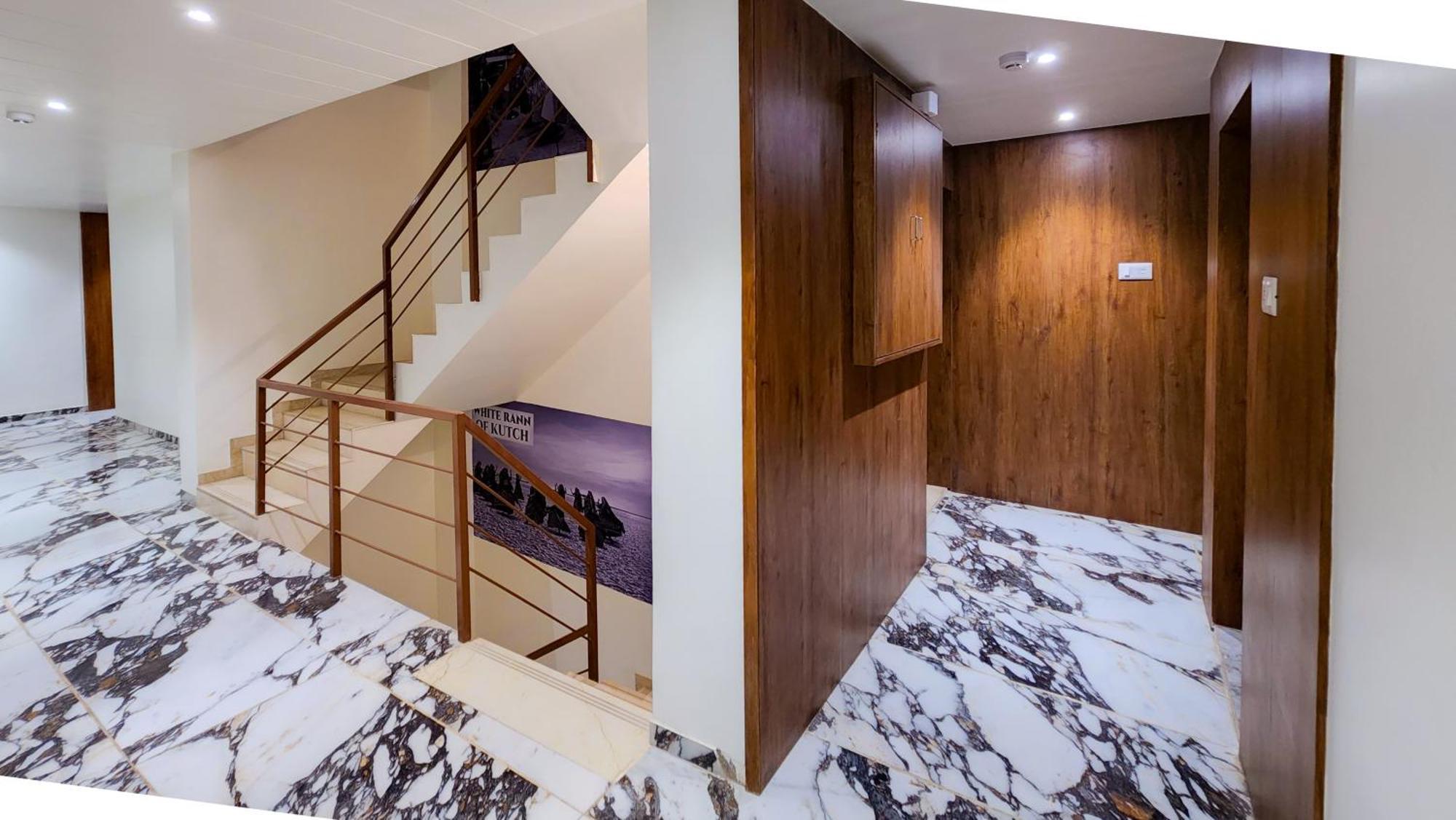 Hotel Nova Pride Rádžkót Exteriér fotografie
